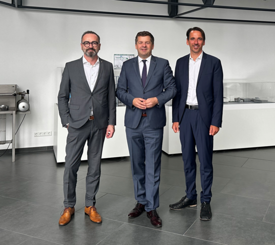 Gruppenaufnahme von drei Personen.