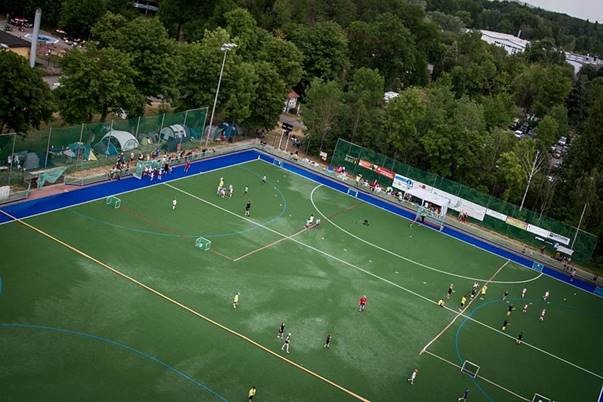 Luftaufnahme eines Feldhockeyspiels beim Wuselfest.
