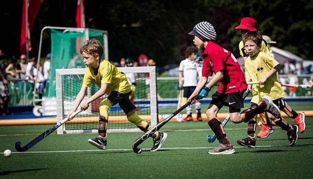 Spieler beim Feldhockey-Nachwuchsturnier in Aktion.