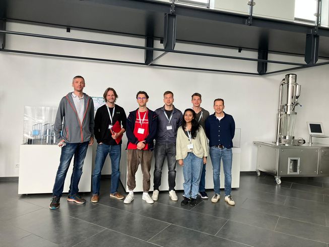 Gruppenfoto von Studenten im Werk der Pergande Gruppe.