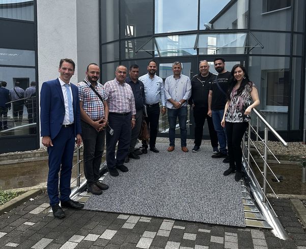 Gruppenfoto vor dem Werkseingang IPT Pergande.